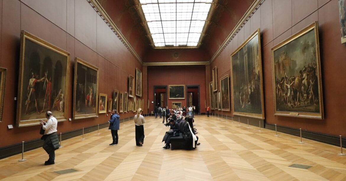 Visiteurs dans un musée — financement culturel Patrimoine canadien pour OBNL