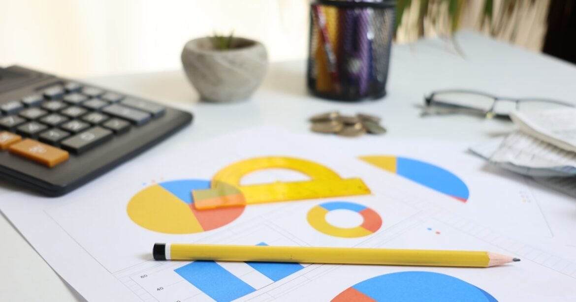 Bureau avec calculatrice et graphiques financiers — budget de projet OBNL