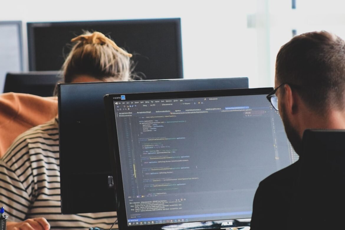 Jeune professionnel développant ses compétences numériques dans un OBNL québécois