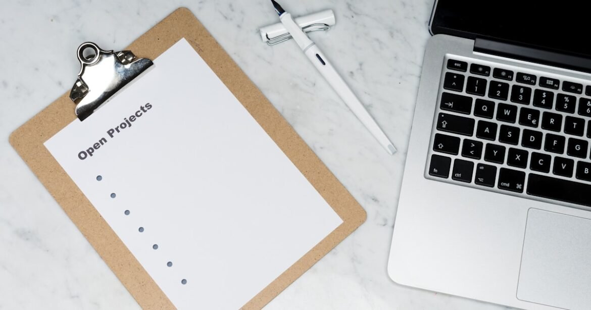 Documents et ordinateur portable sur bureau — dossier de demande de subvention