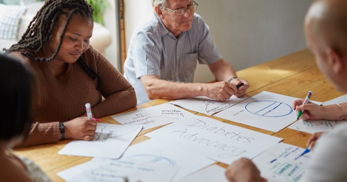 Des professionnels collaborent autour d'une table — partenariat OBNL demande de subvention