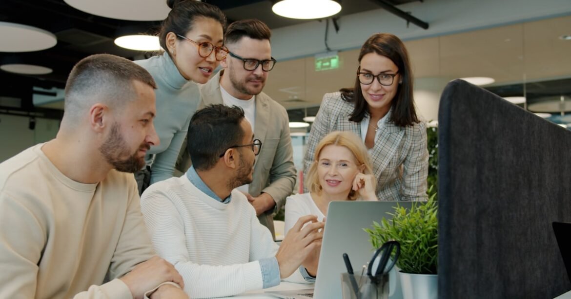 Subvention salariale OBNL : équipe diversifiée au travail dans un organisme