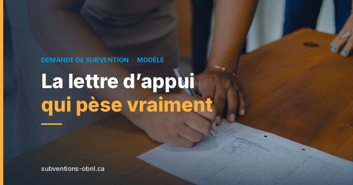 Une personne signe une lettre d’appui sur une table de bois