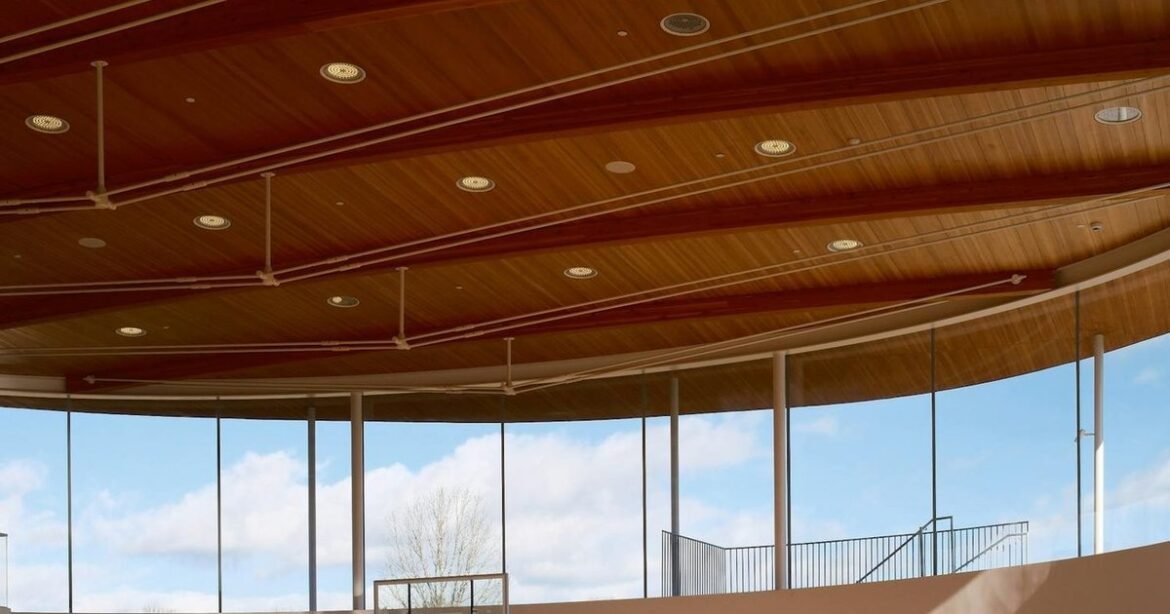 Intérieur lumineux d'un bâtiment communautaire, illustrant le financement des locaux d'un organisme communautaire au Québec