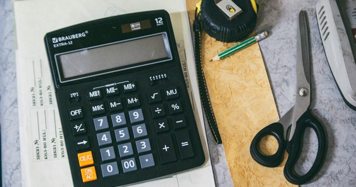TPS TVQ OBNL — calculatrice et documents de gestion sur un bureau
