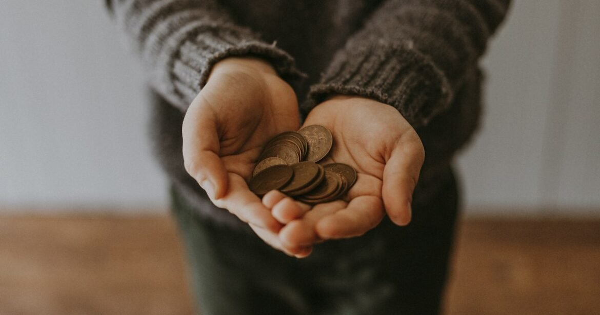 Contribution du milieu : mains tendant des pièces de monnaie
